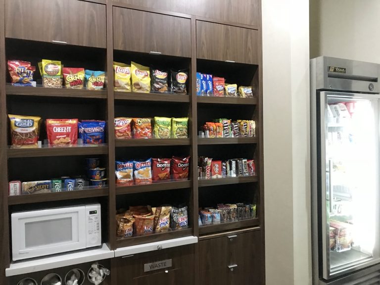 スナックコーナー こちらの電子レンジをいつでも使用できます 部屋には電子レンジがありません