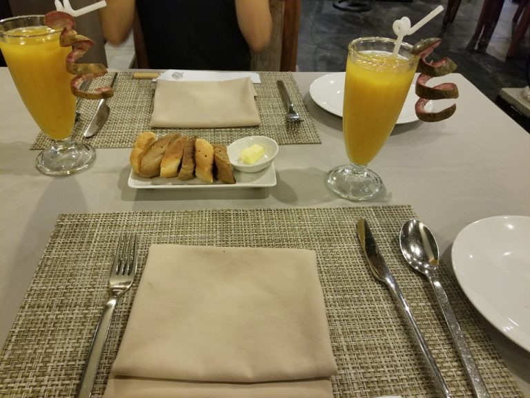 パンは付いてきました。パッションフルーツジュースはとても濃厚で美味しい!