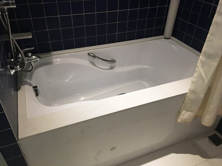 バスタブ。わざとかもしれませんが、栓の締まりが悪く、お湯がたまりません