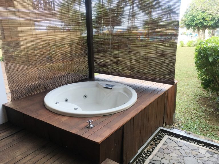 バルコニーにジャグジーがありました。泡風呂を作って楽しみました。