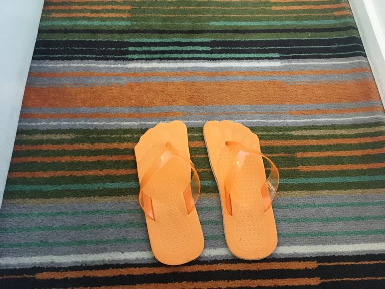 スリッパはビーチサンダル