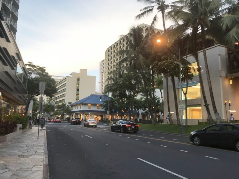 ホテル前からカラカウアに向かって