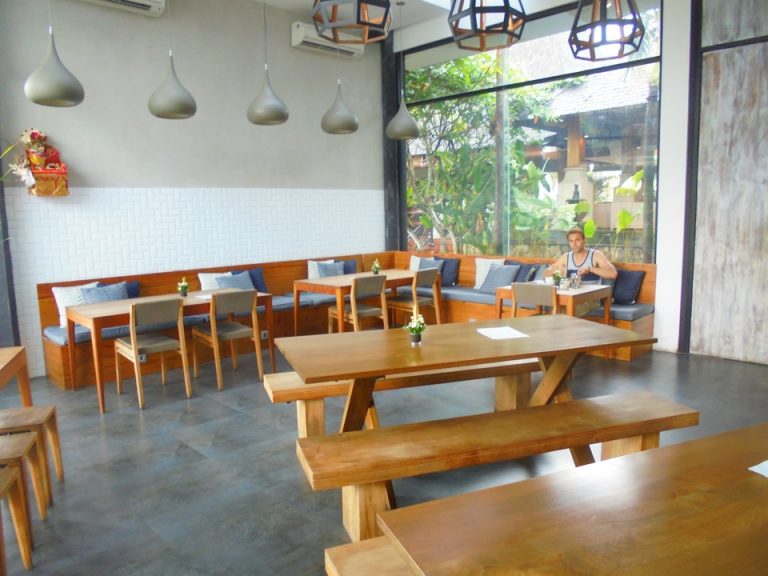 店内はスタイリッシュでユニークはインテリアもちらほら(nebula)