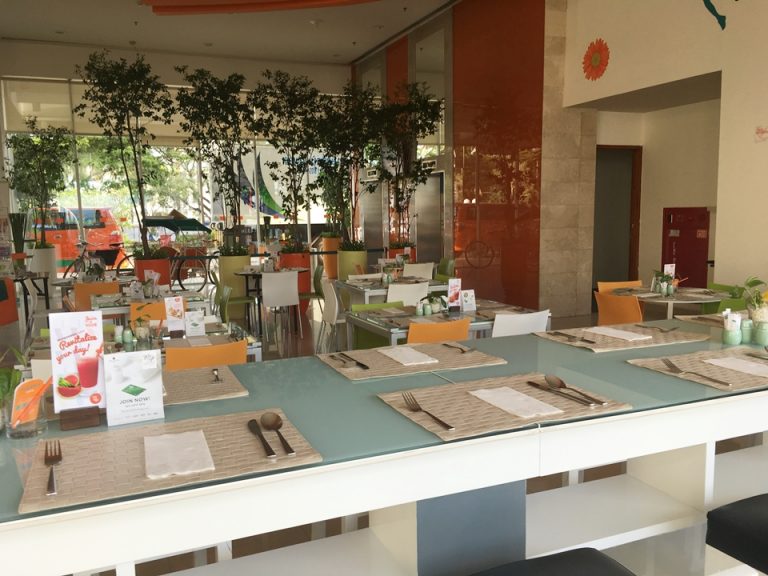 朝食のテーブル