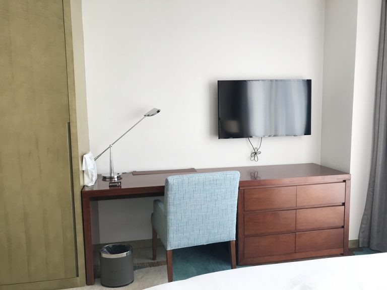 ベット側から見たデスク