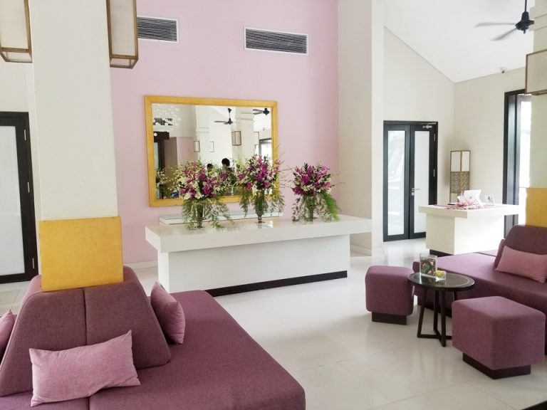 右側の入り口がレストランに繋がっています