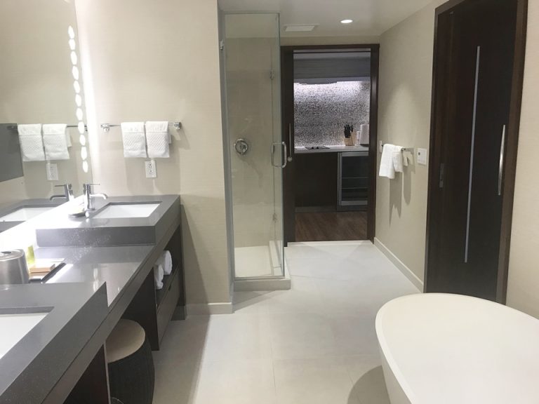 バスルーム奥から