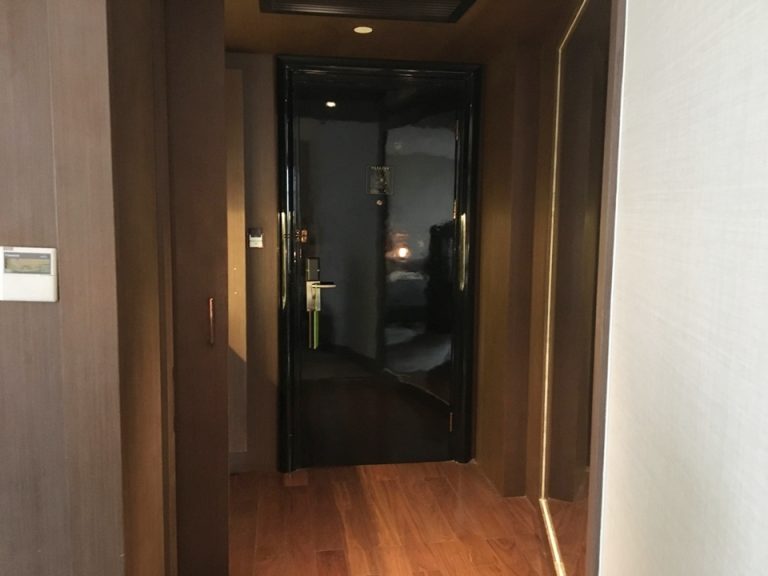 ベッドルームから見たドア