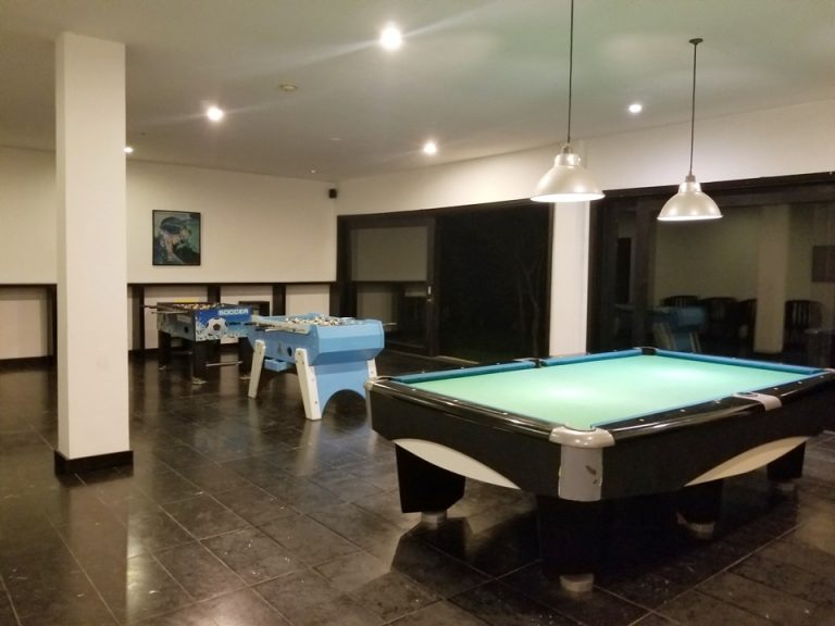 ジムの部屋の少し手前にビリヤード台なども設置されていました。