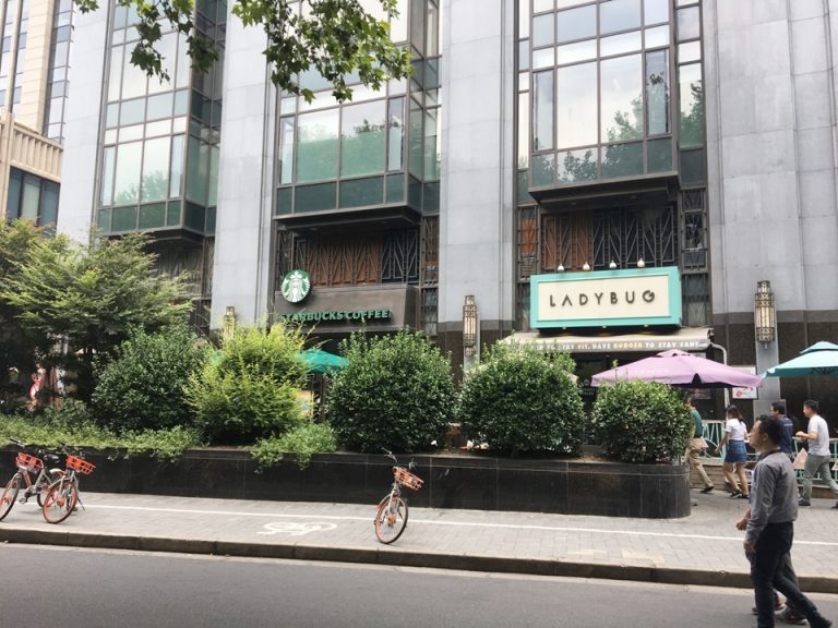 ホテル建物1階にあるカフェとレストラン