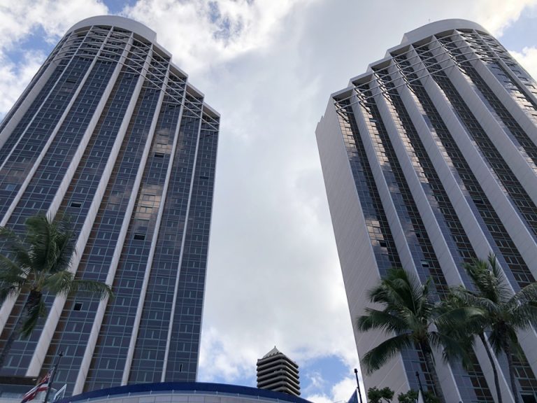 客室棟はこの2つのタワーです。左がアラモアナタワー、右がダイヤモンドベッドタワー