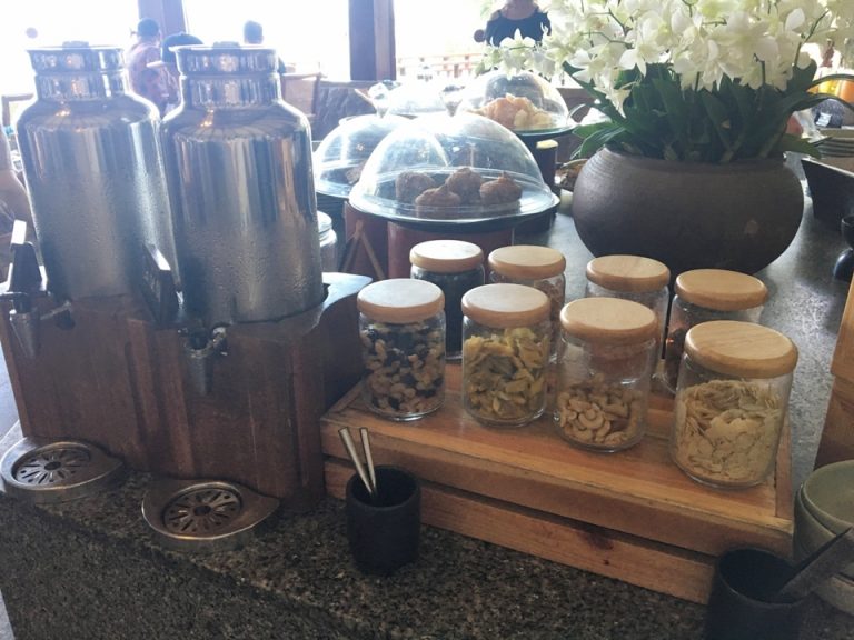 ドライフルーツとシリアル用のミルク