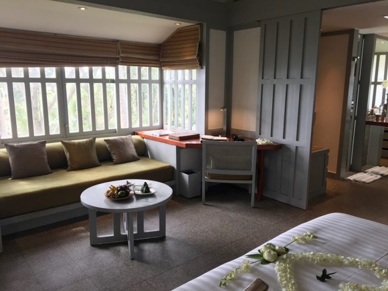 ベッド側から見た客室