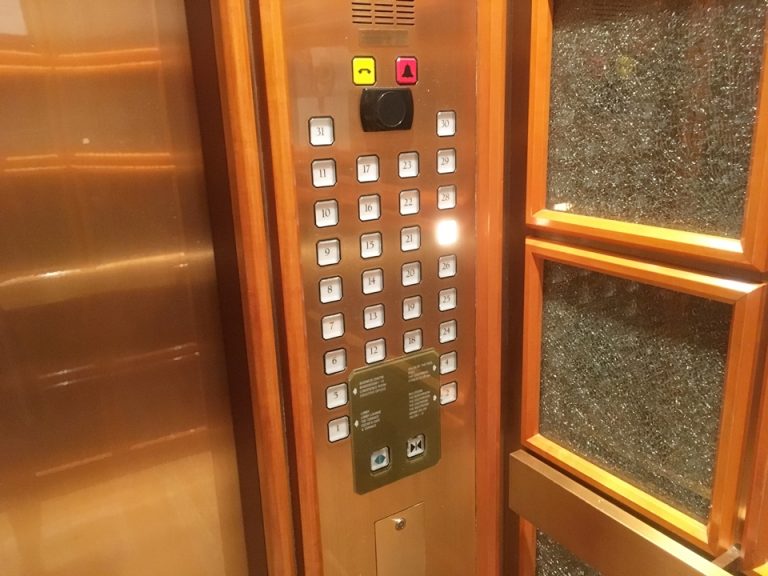 エレベーター内ボタンパネル