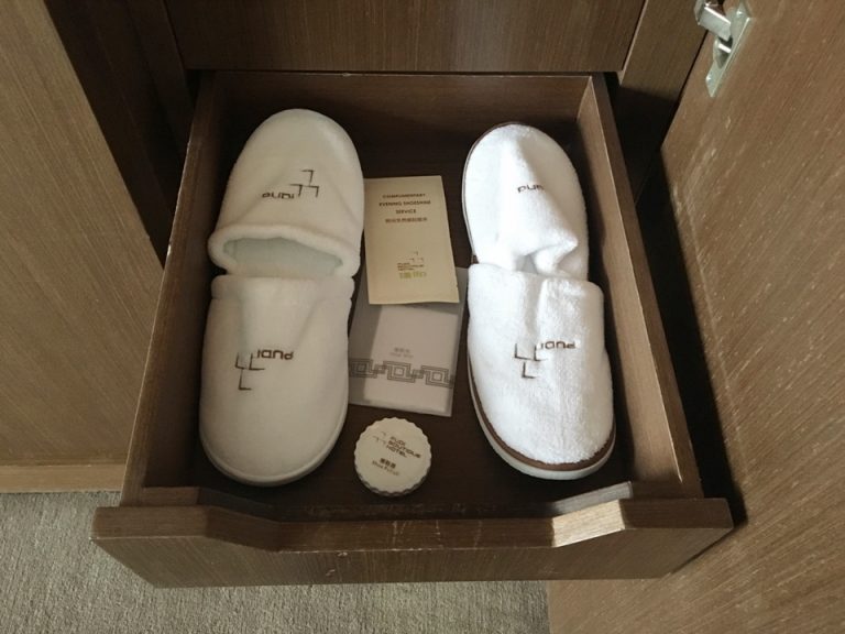 クローゼットの引き出し。スリッパと靴磨きが入っています