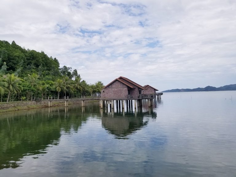 バルコニーから見た景色です。隣のバンガローとも距離があり安心です。