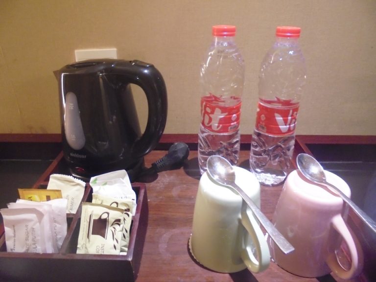 無料カフェと毎日補充されるペットボトルの水