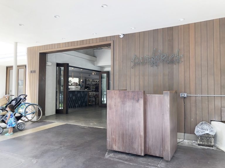 エントランス いつもポーターさんが立っていますが、写真を撮るのにどいてくれました。