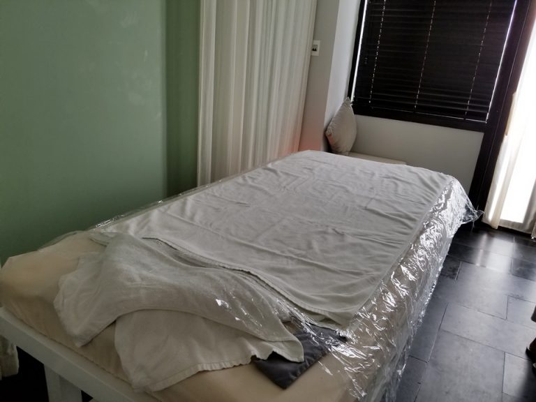 スパを受ける部屋。ナチュラルリビングアロマを受ける際はビニールが敷かれていました