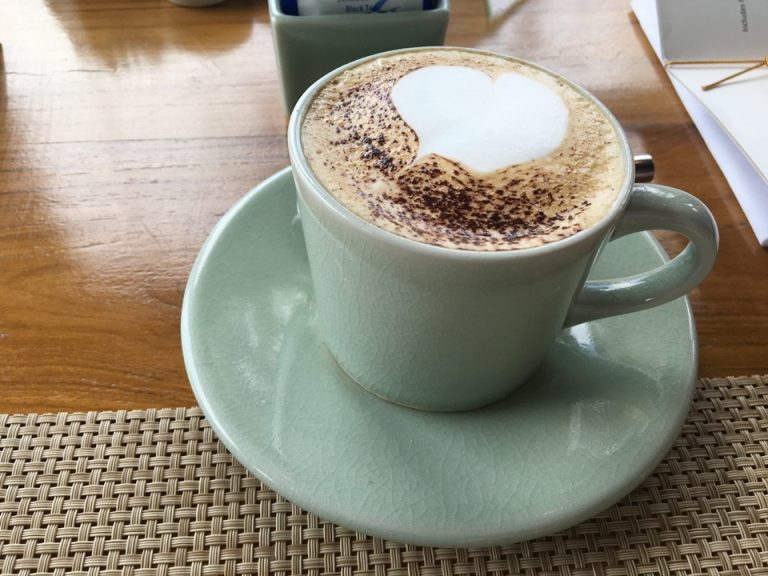 テーブルに座るとコーヒー?紅茶?と聞かれます。エスプレッソやカプチーノも選べます