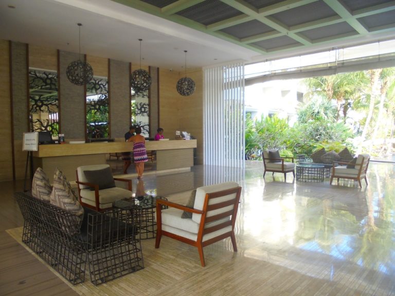 レセプションは待合のソファーも十分にあります