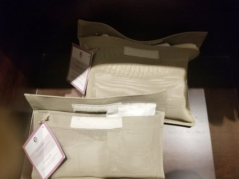 洗面所の引き出しにはアメニティとドライヤーがありました。