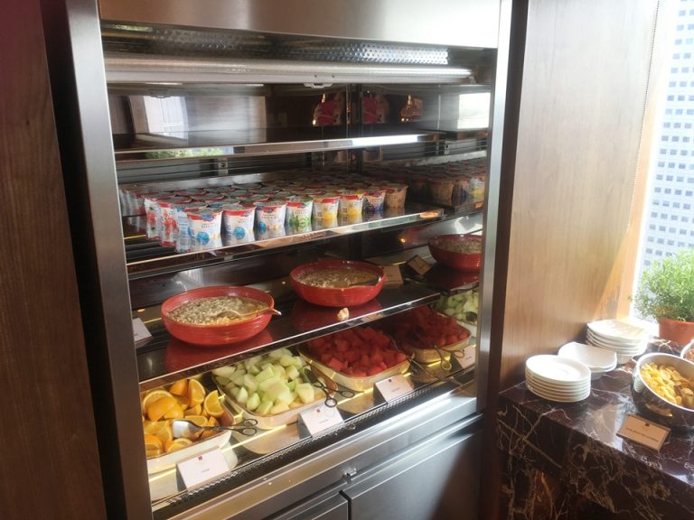 ヨーグルト、フルーツコーナー