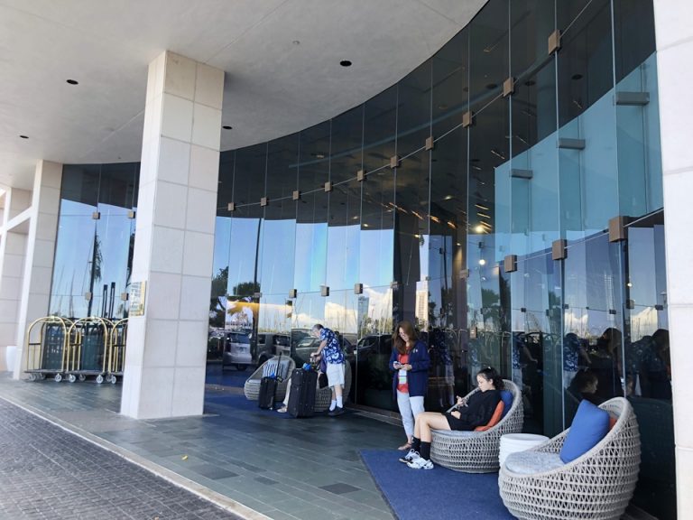 正面エントランス、全面ガラス張りで広く明るいです。