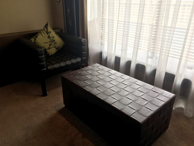 一人掛けソファとコーヒーテーブル