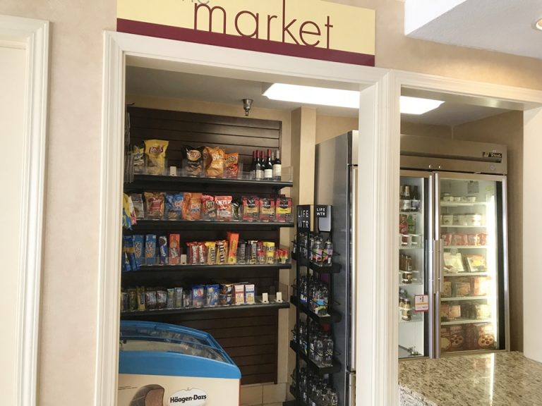 フロント横のマーケット