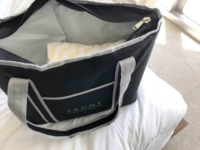 1階コンシェルジュに言うとタオル、ミネラルウォーター、リンゴとオレンジが入ったビーチバッグが貸してもらえます。