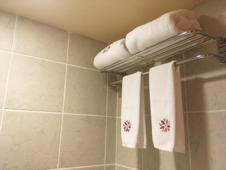 タオルは各バスルームに2セットずつありました。