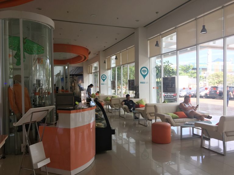 ロビーのソファ フロントから撮影