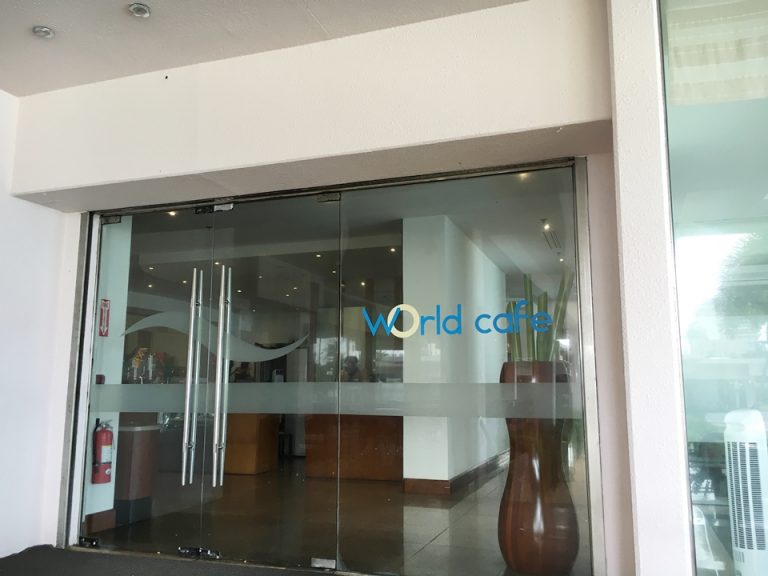 World Cafe入り口