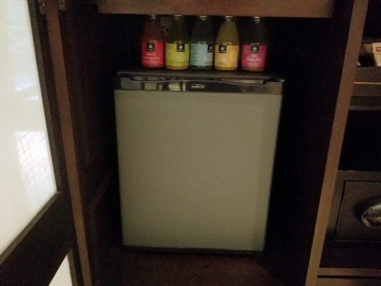 ミニバーはティーコーナーの下にあります。