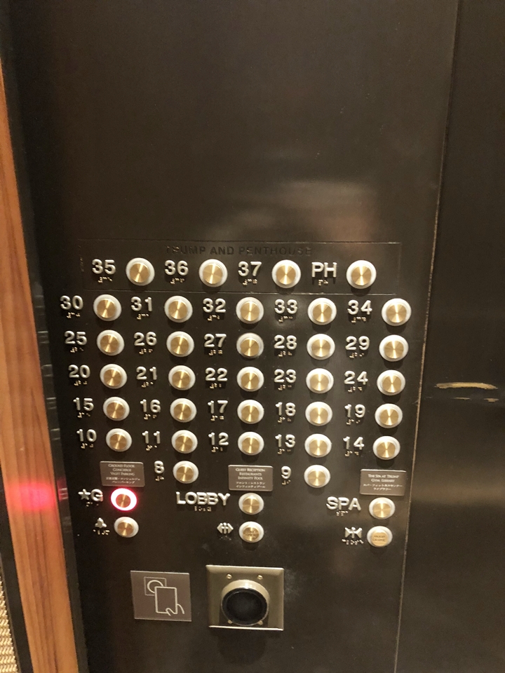 エレベーターボタン。カードキーをかざすと階が押せるようになっています