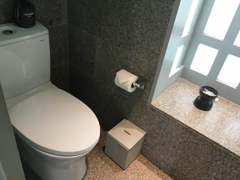 トイレ。香炉が置いてあります