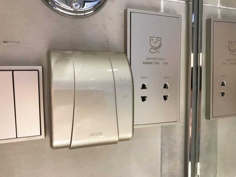 洗面所のコンセント、右側はシェーバー用の低出力なので注意