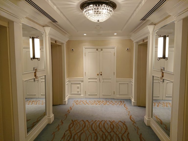 10エレベーターホール客室階1