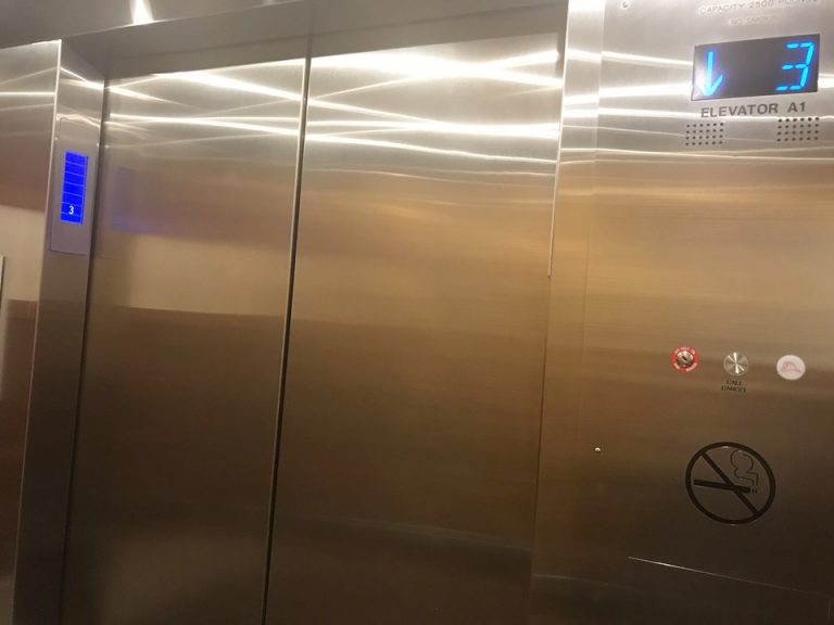 エレベーター内部 扉側