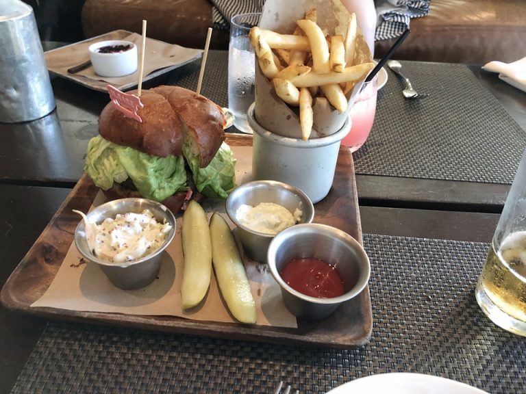 ハンバーガー。お肉がジューシーで美味しかったです。