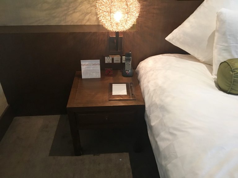 ベッド向かって左脇のサイドチェストにはコンセントがあります