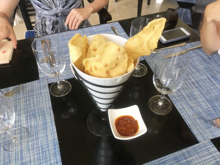 Lotus Cafeのランチのお通しで来たえびせんのようなチップス