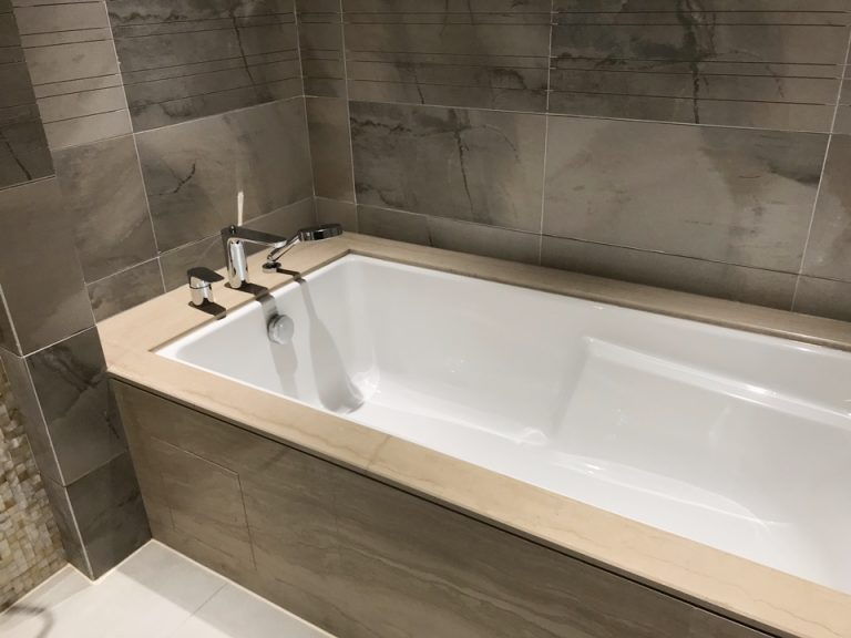 広いバスタブ、木目のフレームはセンス良し