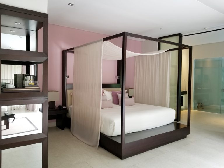 左側がドアです。ミラーになっています。部屋は奥行きがあり広かったです。