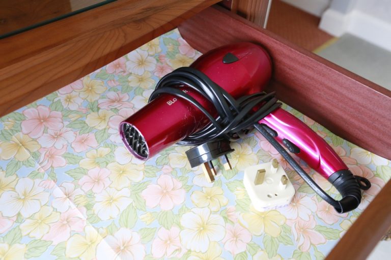 ドライヤーと変換プラグ_8400