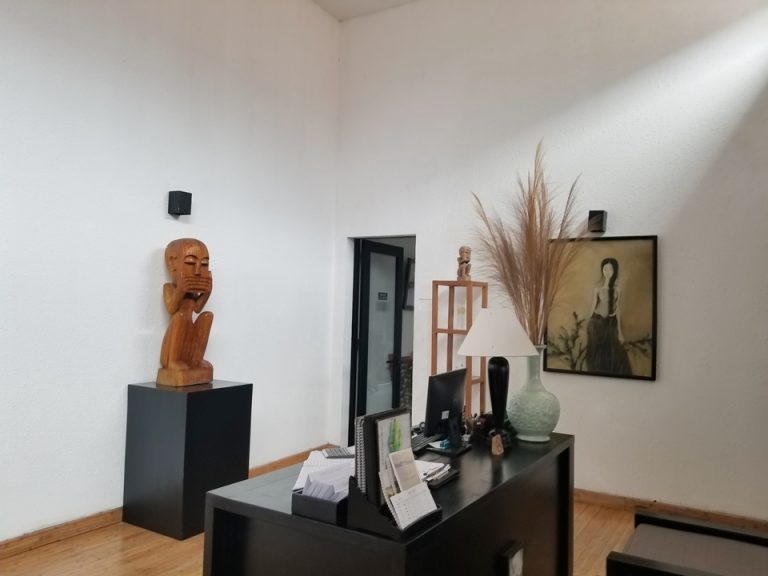 フロントのカウンターと、奥には【言わざる】。