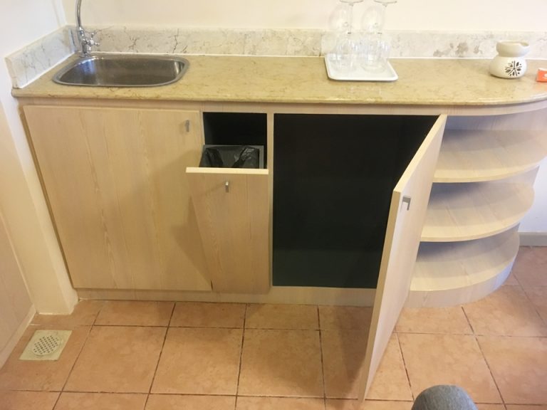 バーカウンターの右側には小さなシンクとカウンターがありました。真ん中は引き出し式のダストケースになっていました。