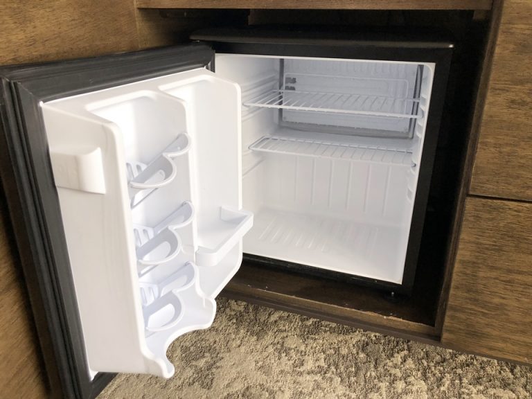 冷蔵庫【開】水のボトルが2本入っていて、翌日も補充されてました。