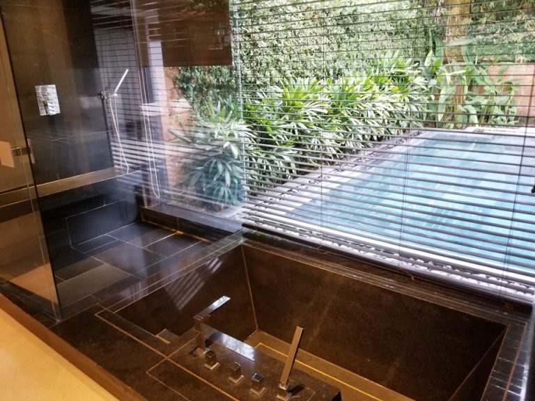 シャワーとバスタブ。バスタブにもシャワーは付いていました。